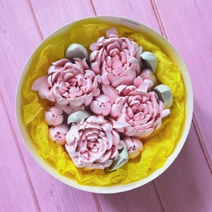 Махровые зефирные цветы для девушки