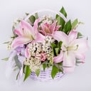 Корзина с цветами «Изящные черты» из сирени и лилий