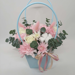 Коробка с цветами «Сумочка с цветами Ангел» из хризантем