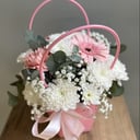 Коробка с цветами «Цветочная фея» из хризантем и гвоздик