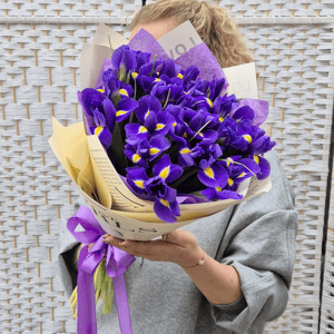 Букет «Любимые цветы Мамы» из ирисов
