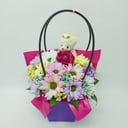 Подарочный набор «Цветы в сумочке с игрушкой 4» из хризантем и гипсофил