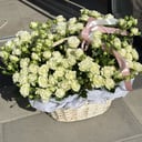 Белые кустовые розы в корзине