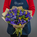 Букет «Капель» из ирисов и тюльпанов