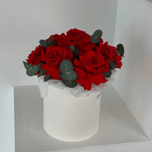 Шляпная коробка с цветами «Красные французские розы в коробке»