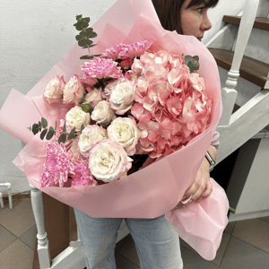 Букет «Нежные объятия» из роз и хризантем