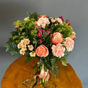 Букет в теплых тонах на день матери из гвоздик и альстромерий