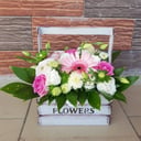 Коробка с цветами «Композиция в деревянном кашпо» из роз и эустом
