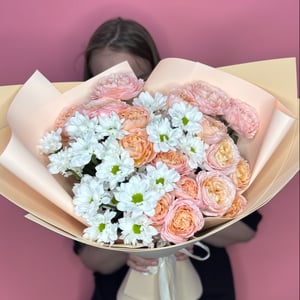 Сборный букет в персиковых оттенках из роз и хризантем