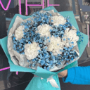 Букет из белых диантусов и гипсофилы из гвоздик