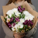 Букет «Кокетка из Парижа» из альстромерий и хризантем