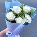 Нежный букет белых роз