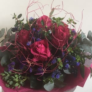 Букет «Недотрога» из экзотических цветов и роз