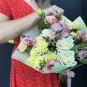 Золотой букет из хризантем и альстромерий