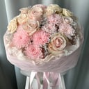 Букет с кружевной хризантемой и розами