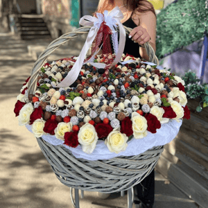 Огромная корзина из клубники в шоколаде