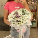 Шляпная коробка с хризантемой и гипсофилой