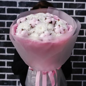 Авторский букет из хризантем и хлопка