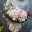 Шляпная коробка с цветами «Гортензия с цветами» из роз и гвоздик