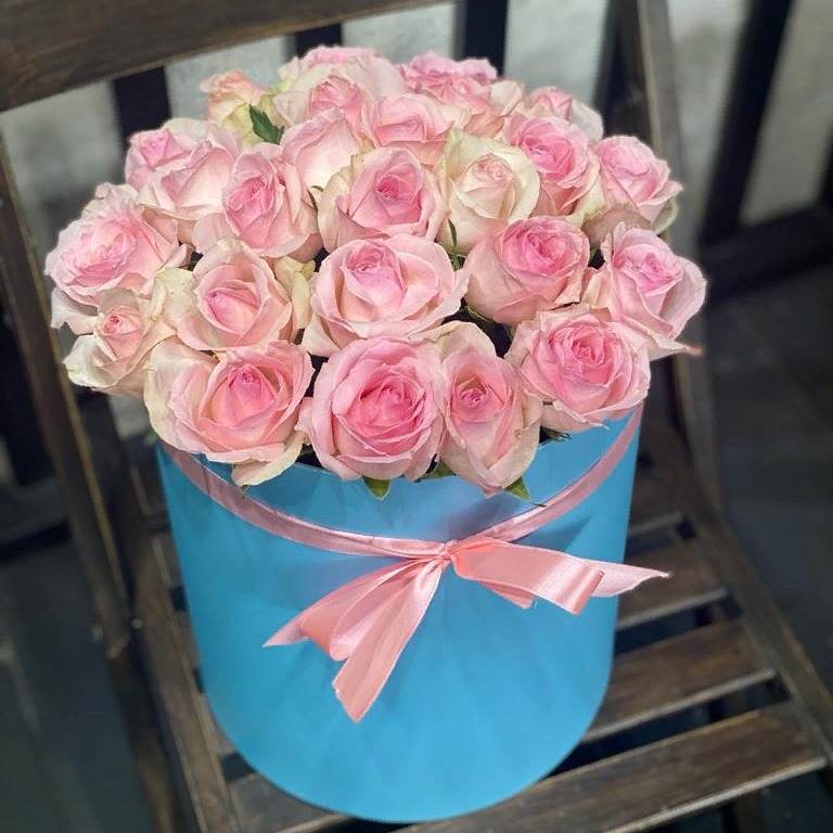 Шляпная коробка с цветами «Васильковое настроение» из роз