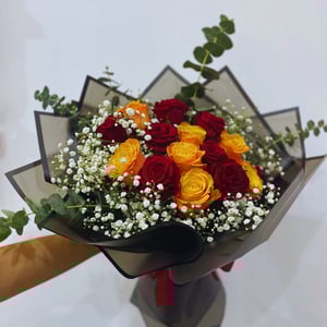 Букет «Сладкое искушение» из роз и гипсофил