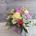 Яркость красок из роз и эустом