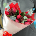 Букет «Тюльпаны со скиммией»