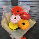 Букет «5 гербер с зеленью в оформлении»