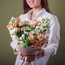 Букет из роз,эустом и гвоздик