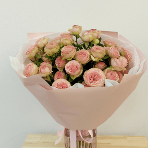 Букет из 7 пионовидных кустовых роз