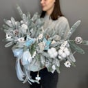 Шляпная коробка с цветами «Бокс "Иней" с гирляндой»