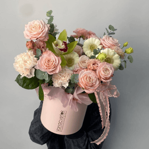 Шляпная коробка с цветами «Нежнейшая коробочка» из гербер и гвоздик