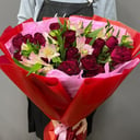 Красный букет роз и альстромерии