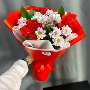 Букет «Яркий комплимент» из роз и хризантем