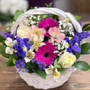 Корзина с цветами «Цветочный сад» из альстромерий и роз