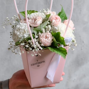 Коробка с цветами «Композиция нежная осень» из гвоздик и роз