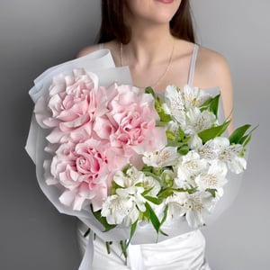 Букет «Французская роза и белая альстромерия.»