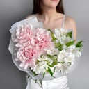 Букет «Французская роза и белая альстромерия.»