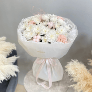 Букет с хлопком из хризантем и гвоздик