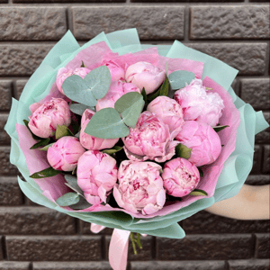 Букет «Ароматные пионы Сара с эвкалиптом 15 шт»