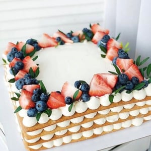 Медовик открытый с ягодами