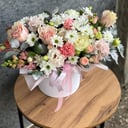 Шляпная коробка с цветами «Изобилие» из роз и эустом