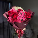 Яркий букет из французских и пионовидных из роз