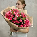 Букет свежих огненных кустовых роз