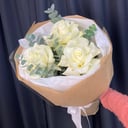 Букет «Белые французские Розы с эвкалиптом»