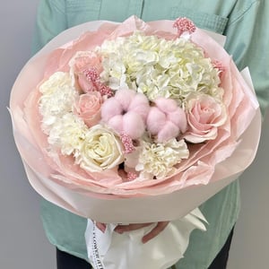 Букет «Маршмеллоу из гортензии, озотамнуса» из роз и гвоздик