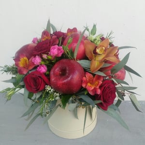 Композиция «Яблочное настроение» из роз