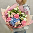 Букет с голубой гортензией и цветами из эустом и гвоздик