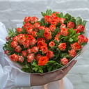 Букет из кустовых роз Микс с зеленью