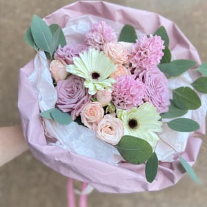 Букет «Сиреневые мечты» из роз и экзотических цветов